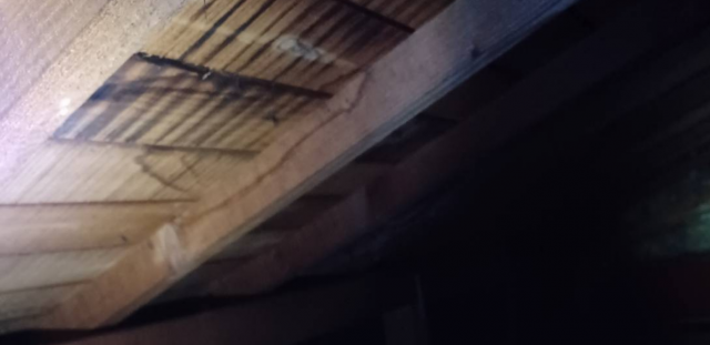 屋根裏にある雨漏りの跡