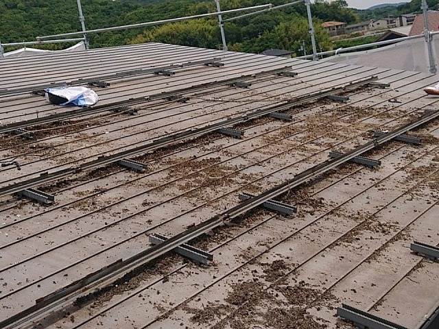 鳥の巣対策や屋根塗装のために太陽光パネルを取り外した状況