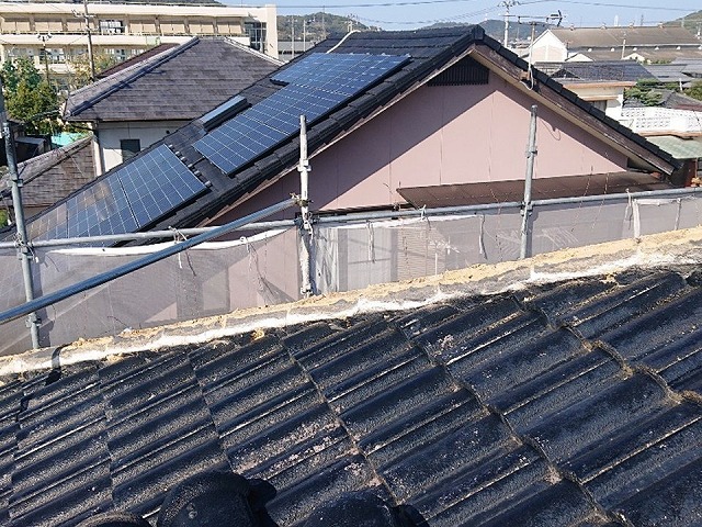 漆喰詰め直し工事の既存丸瓦の取り外しが完了