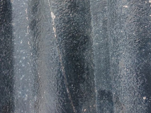 住宅屋根のモニエル瓦がひび割れている様子