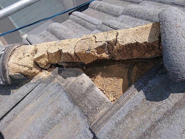 割れていたモニエル瓦の差し替えを行うために隅棟の丸瓦を取り外した状況