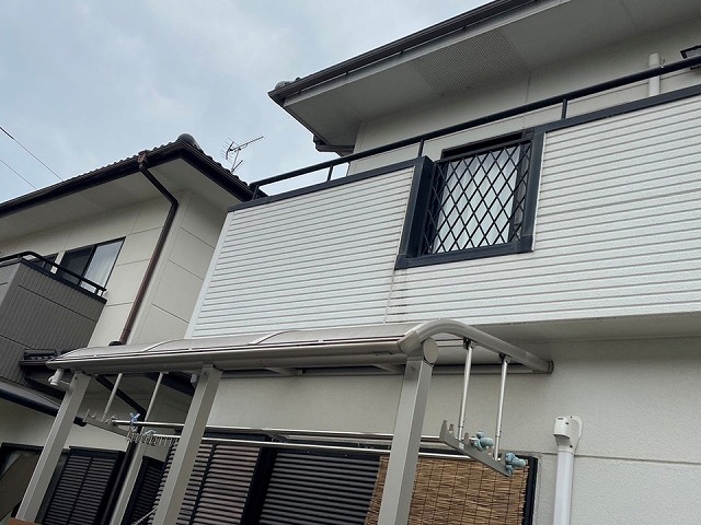 経年劣化によるカビや雨だれを確認したALC外壁住宅の現場調査