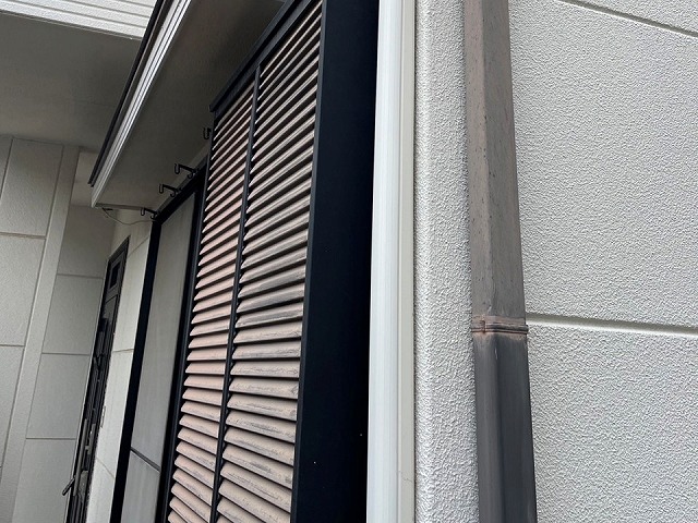 金属製雨戸が劣化して色あせやチョーキングが目立っている状況