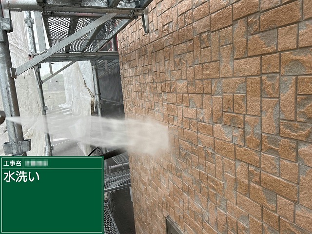 住宅外壁塗装工事のタイル柄サイディングへの高圧洗浄
