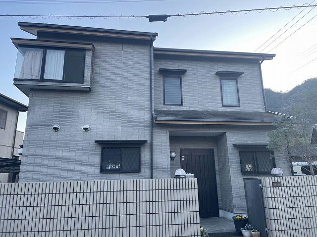 住宅外壁の著しい劣化を確認した現場調査