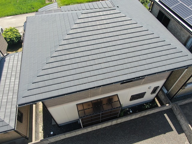 セメント瓦の経年劣化を確認したドローンによる屋根の無料点検