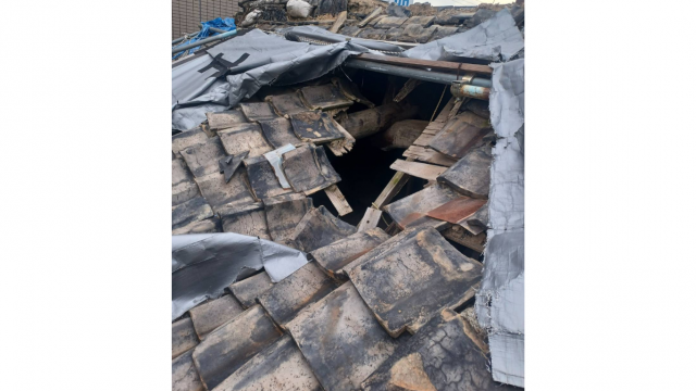 大きく穴が空いた屋根