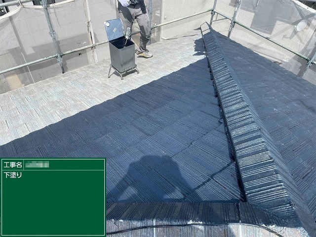 モニエル瓦塗装工事の乾式コンクリート瓦用塗料を用いた1回目塗装