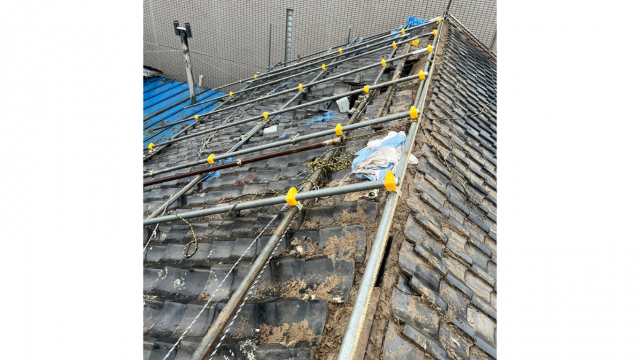 単管パイプを組んで骨組みにする