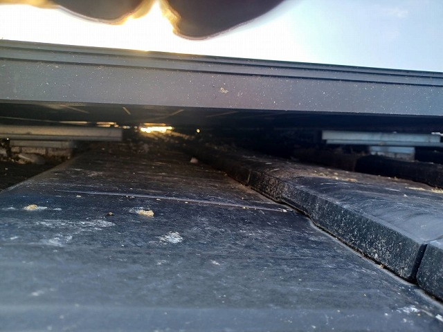 丸亀市　太陽光パネルの下の鳥害