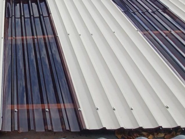 中間町で屋根カバー工法施工中