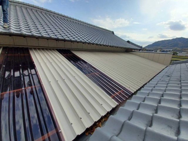 中間町の設置が進むガルバリウム鋼板