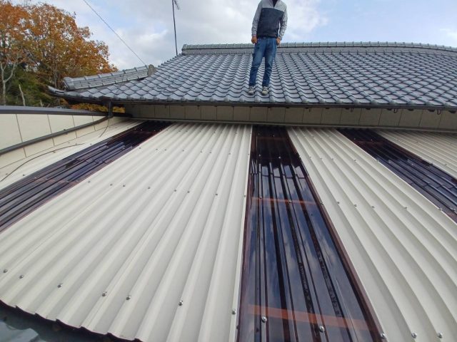 中間町でカバー工事を行う職人