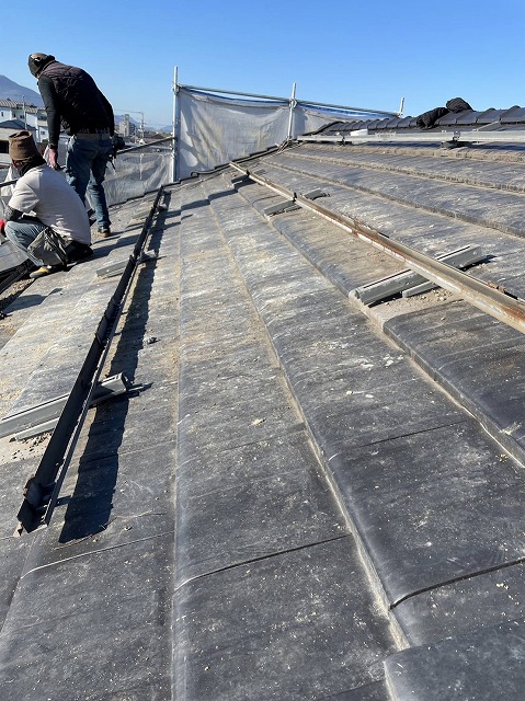 丸亀市　鳥害で傷んだ屋根