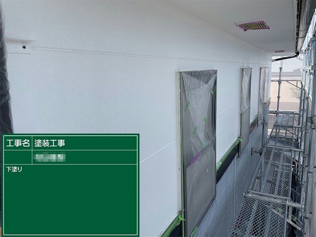 サイディング外壁塗装工事の2階部分への下塗り施工