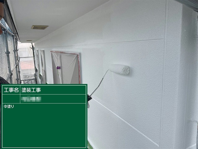 外壁塗装工事の2階プレーン調サイディングへの中塗りの様子