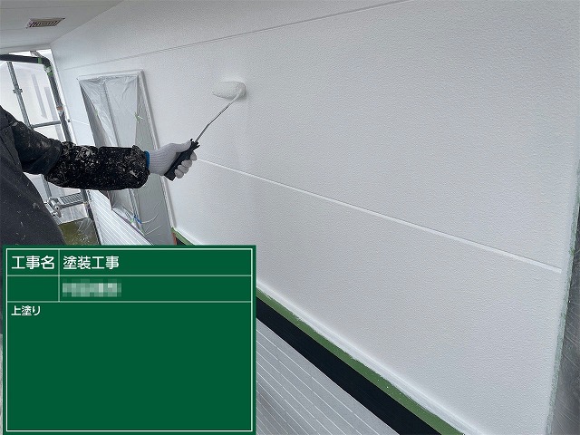 外壁塗装工事の2階プレーン調サイディングへの上塗り施工