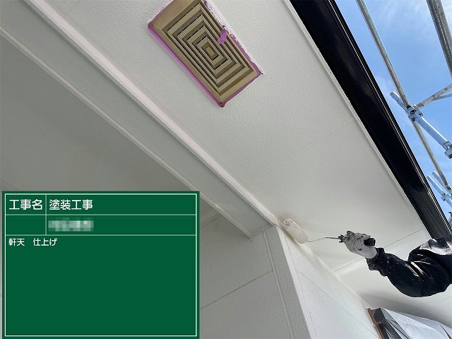 防カビ性のある塗料を用いた軒天塗装工程