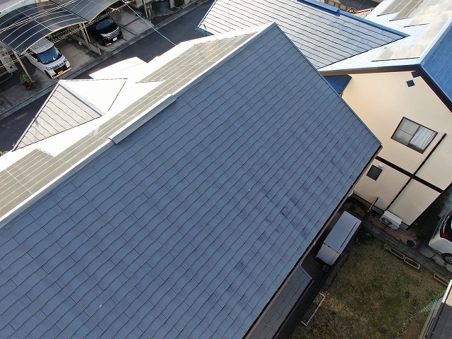 ドローンによる点検を行っている住宅のスレート屋根