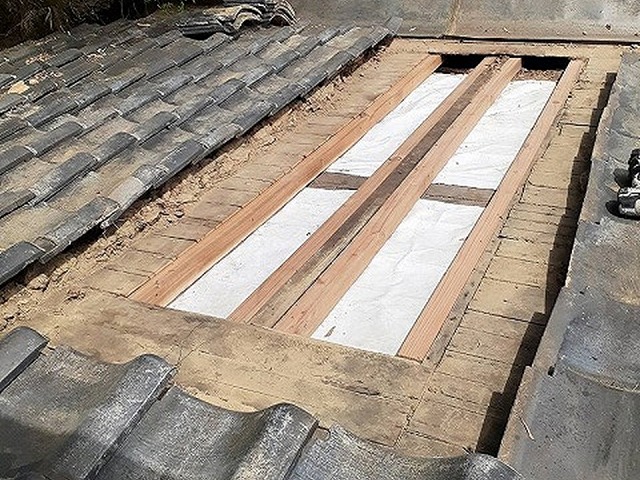 住宅雨漏り修理の明り取りの波板の撤去と下地補強が完了