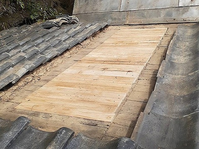 住宅雨漏り修理の開口部へバラ板を張って野地板を構築