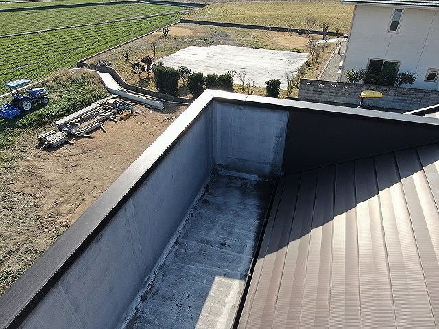 住宅の屋上シート防水が経年劣化で変色している状況