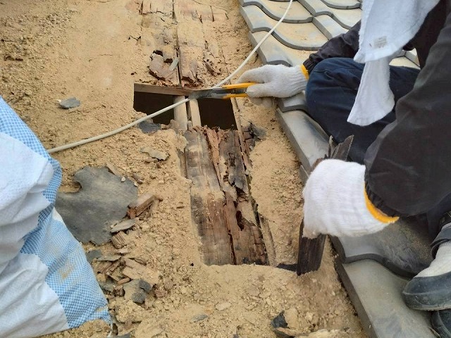 雨漏り修理にともなう屋根下地補修の防水シート撤去