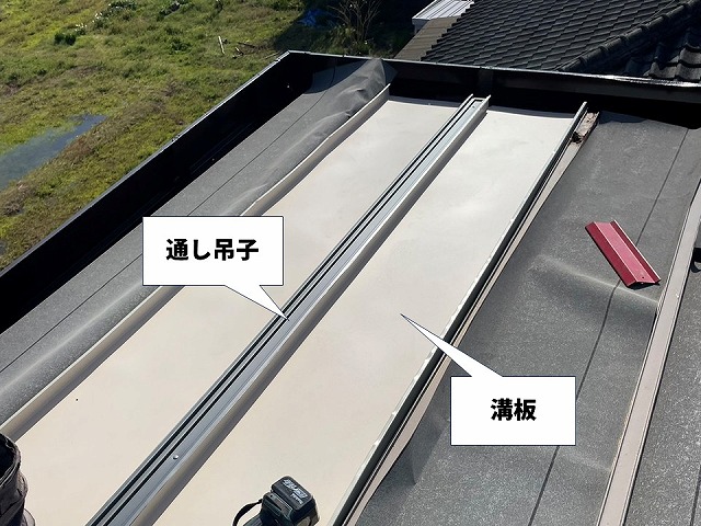 瓦棒葺き屋根に対するカバー工法の溝板と通し吊子の取り付け