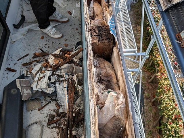 腐った木下地を取り除いた後に露出した水分を含んで劣化した断熱材の状態