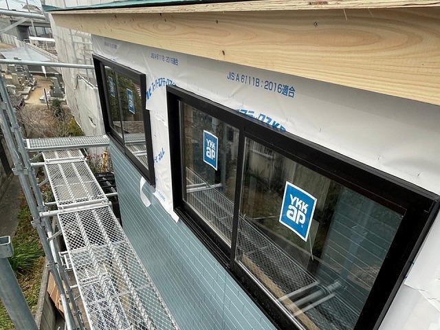 外壁に張った透湿防水シートとサッシまわりの施工状況