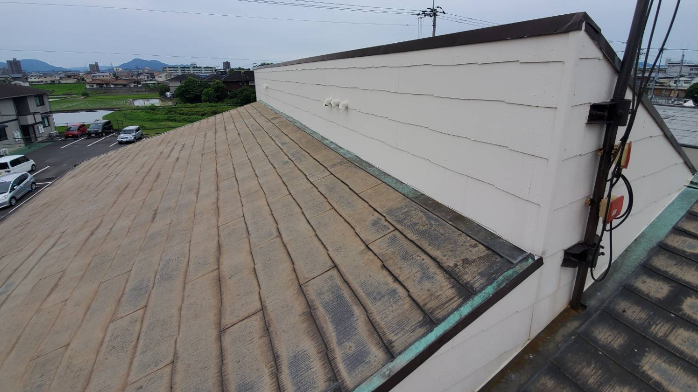 雨漏りしているアパートの屋根