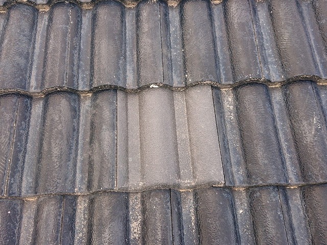 住宅屋根のひび割れたモニエル瓦の差し替え補修