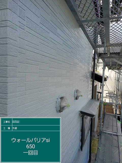 サイディング外壁塗装工事の低汚染塗料による1回目塗装