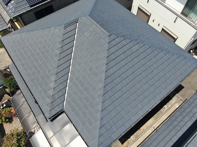 ドローンを用いた住宅屋根点検の上空からの様子