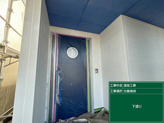 住宅建物塗装工事でサイディング外壁塗装の下塗りが完了