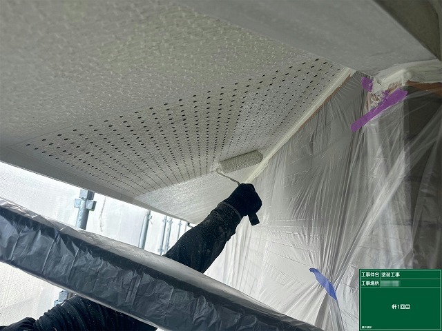 劣化でカビやシミが発生した軒天への塗装