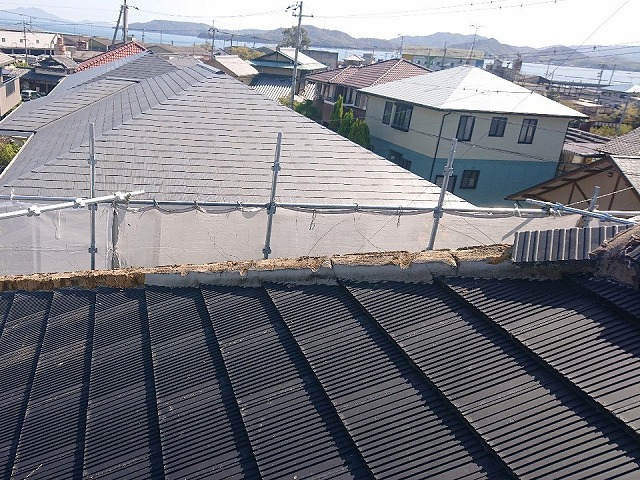 屋根メンテナンス漆喰詰め直し工程の既存漆喰の除去