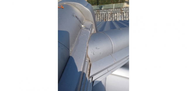 瓦の隙間ができている