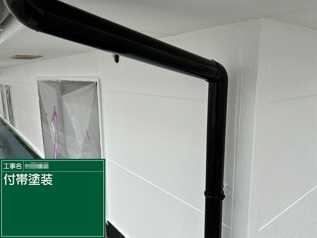 住宅外壁塗装工事の竪樋塗装が完了した状況