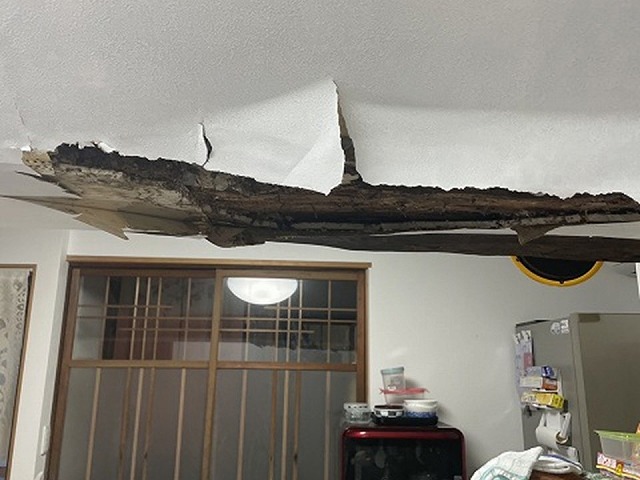 住宅屋根の雨漏りの影響で梁が腐朽して垂れ下がっている状況