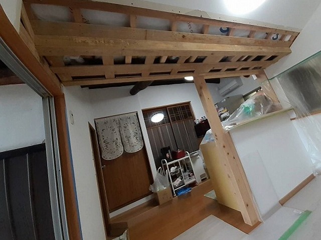雨漏り修理にともなう内装工事の柱新設による梁補強