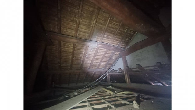 断熱材が入っていない屋根裏