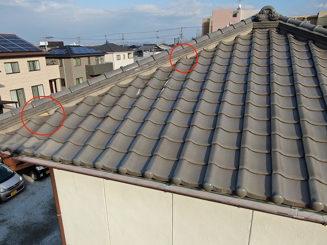 住宅屋根の無料点検で棟部漆喰のひび割れを確認