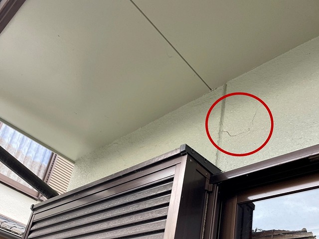 住宅の現場調査でモルタル外壁に規模の大きなひび割れを確認