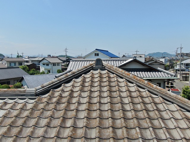 ドローンによる屋根の無料点検でセメント瓦の色あせや塗膜剝がれを確認