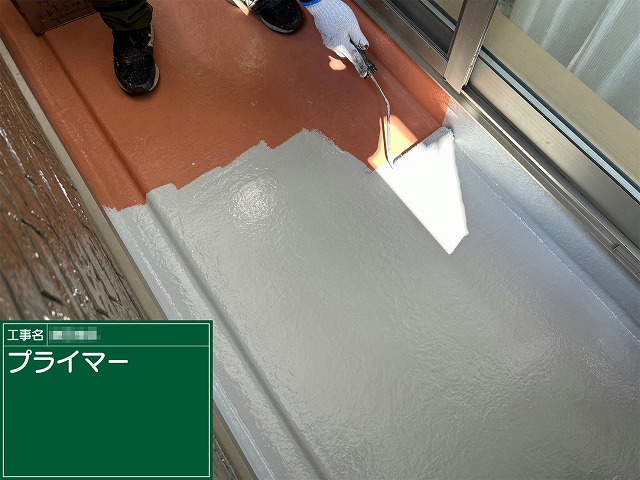 ベランダ防水トップコート塗り替え工事のプライマー塗布