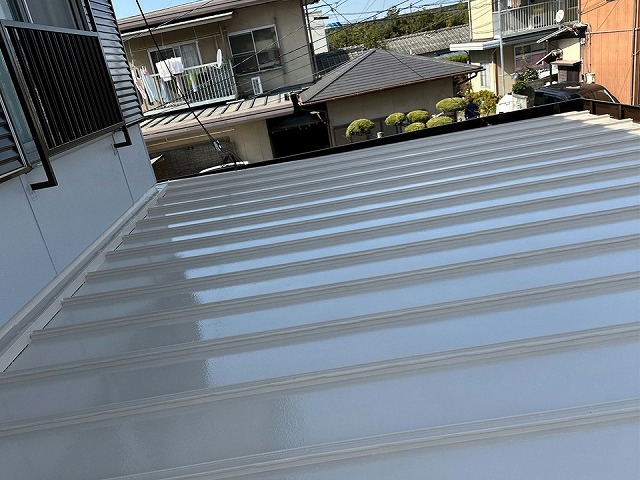 「ワイドシリコン遮熱α」を用いた金属屋根塗装工程が完了