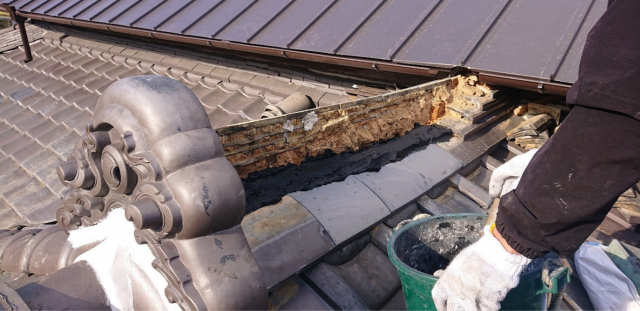 棟瓦の漆喰詰め替え