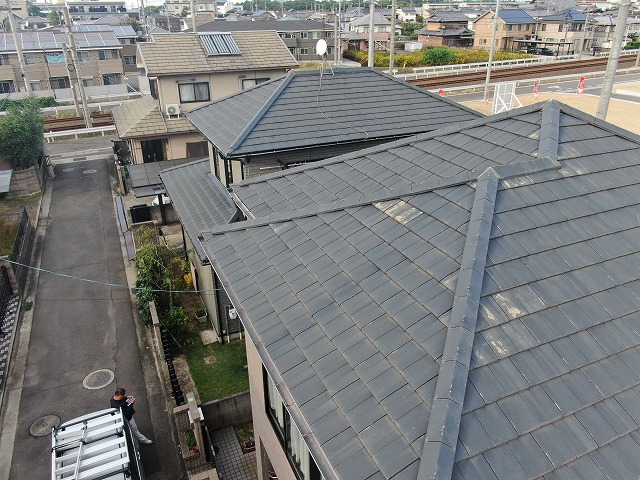 セメント瓦屋根の点検で色あせが見られる屋根面の全景