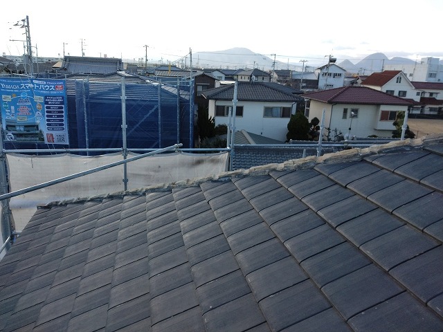 棟瓦の取り外しが完了した後に土台部分が露出した屋根全体の様子